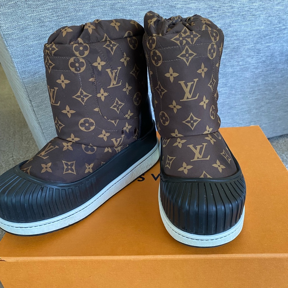 Rare! Pre owned Louis Vuitton authentic moon boots size 40!!!!!!